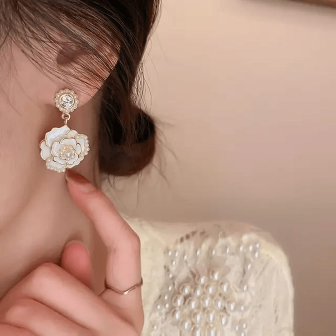 Sigma White Black Flower Shape Trending Korean Studs