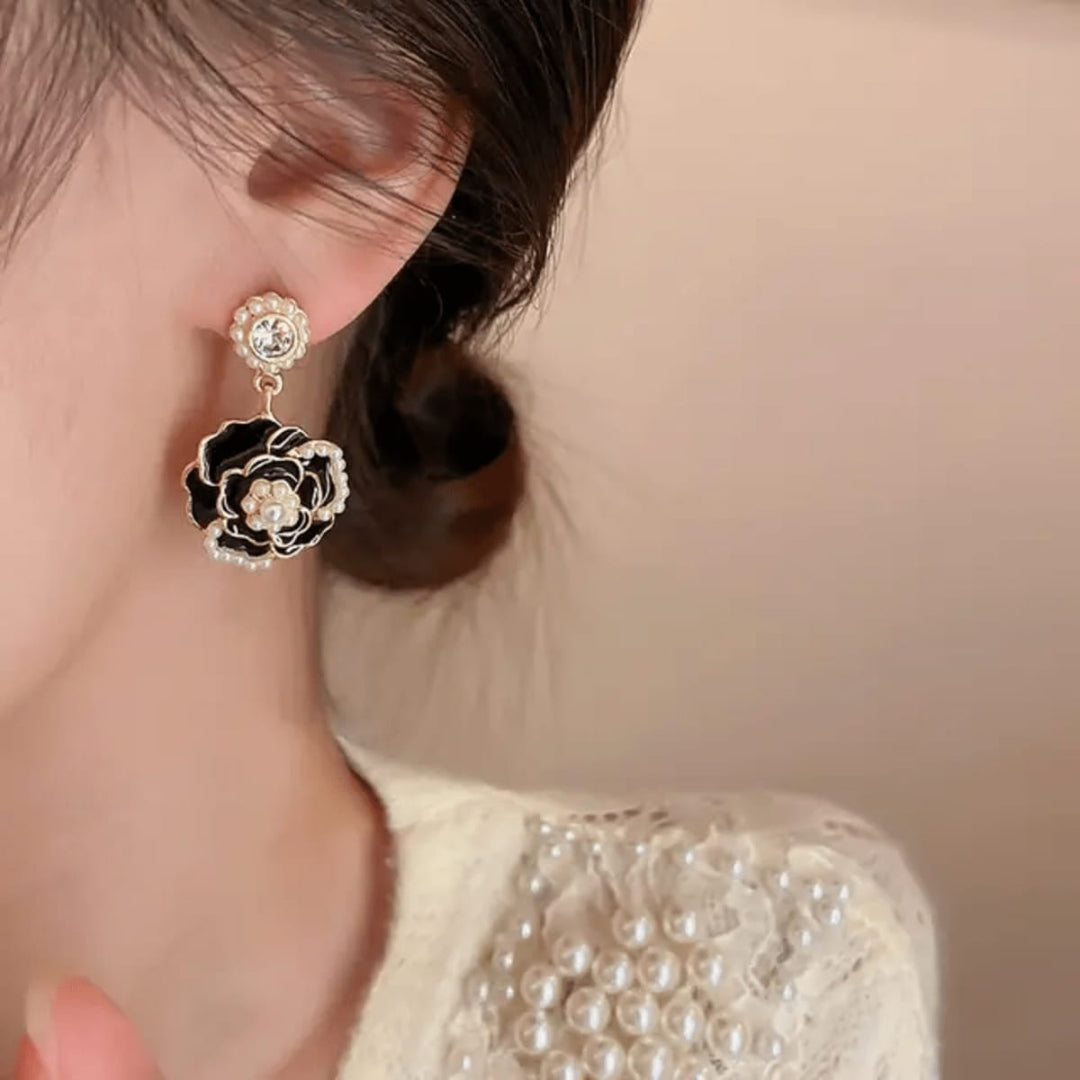 Sigma White Black Flower Shape Trending Korean Studs