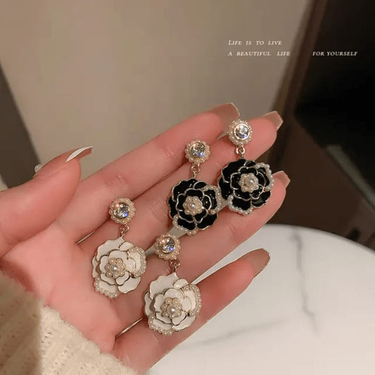 Sigma White Black Flower Shape Trending Korean Studs