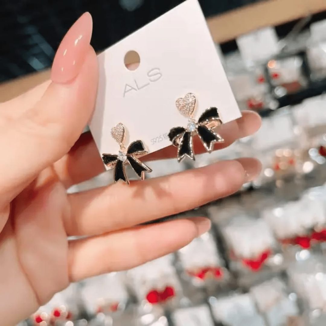 Sigma Crystal Heart With Black blow Korean earring